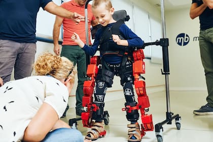 La firma española Marsi Bionics creó el primer exoesqueleto pediátrico para ayudar a chicos en su rehabilitación