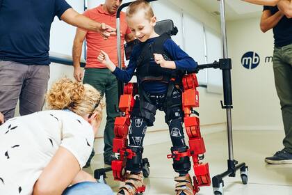 La firma española Marsi Bionics creó el primer exoesqueleto pediátrico para ayudar a chicos en su rehabilitación