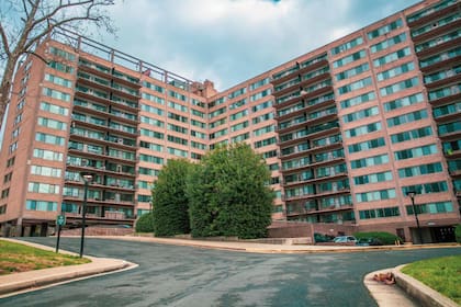 La firma financia 1300 unidades de vivienda económicas que se desarrollarán próximas a su nueva sede en Arlington, Virginia.