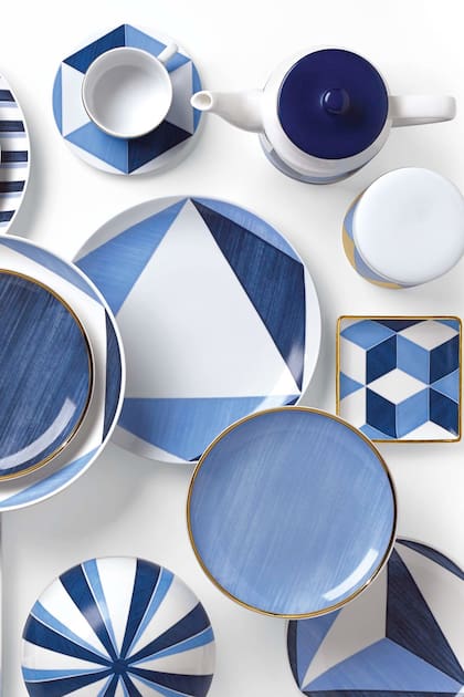 La firma Lenox convocó al arquitecto Luca Andrisani para darle patrones geométricos variados a su colección ‘Blue Azzurro’, con un guiño al gran Giò Ponti.