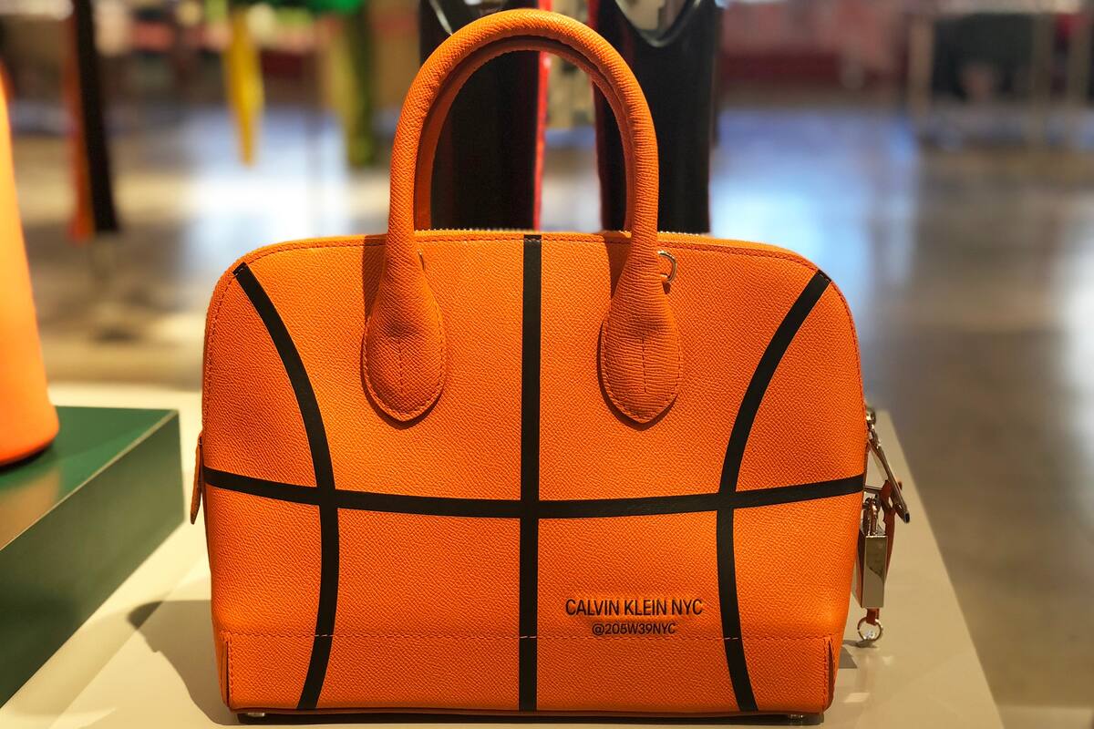 La firma norteamericana inauguró la temporada de presentaciones, en vistas a la inminente semana de la moda, y sorprendió con diseños lúdicos de impronta deportiva inspirados en la cultura universitaria