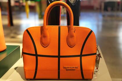 La firma norteamericana inauguró la temporada de presentaciones, en vistas a la inminente semana de la moda, y sorprendió con diseños lúdicos de impronta deportiva inspirados en la cultura universitaria