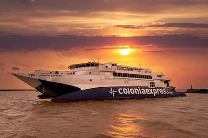 La firma suma este año un nuevo barco que conecta Buenos Aires con Montevideo, además de una terminal renovada con servicio de concierge, valet parking a bordo y embarque prioritario.