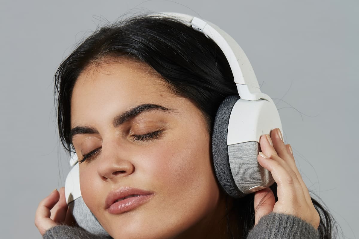 La firma tecnológica Neurable asegura que sus auriculares inalámbricos Enten cuentan con diversos sensores que analizan las ondas cerebrales para conocer el nivel de concentración del usuario