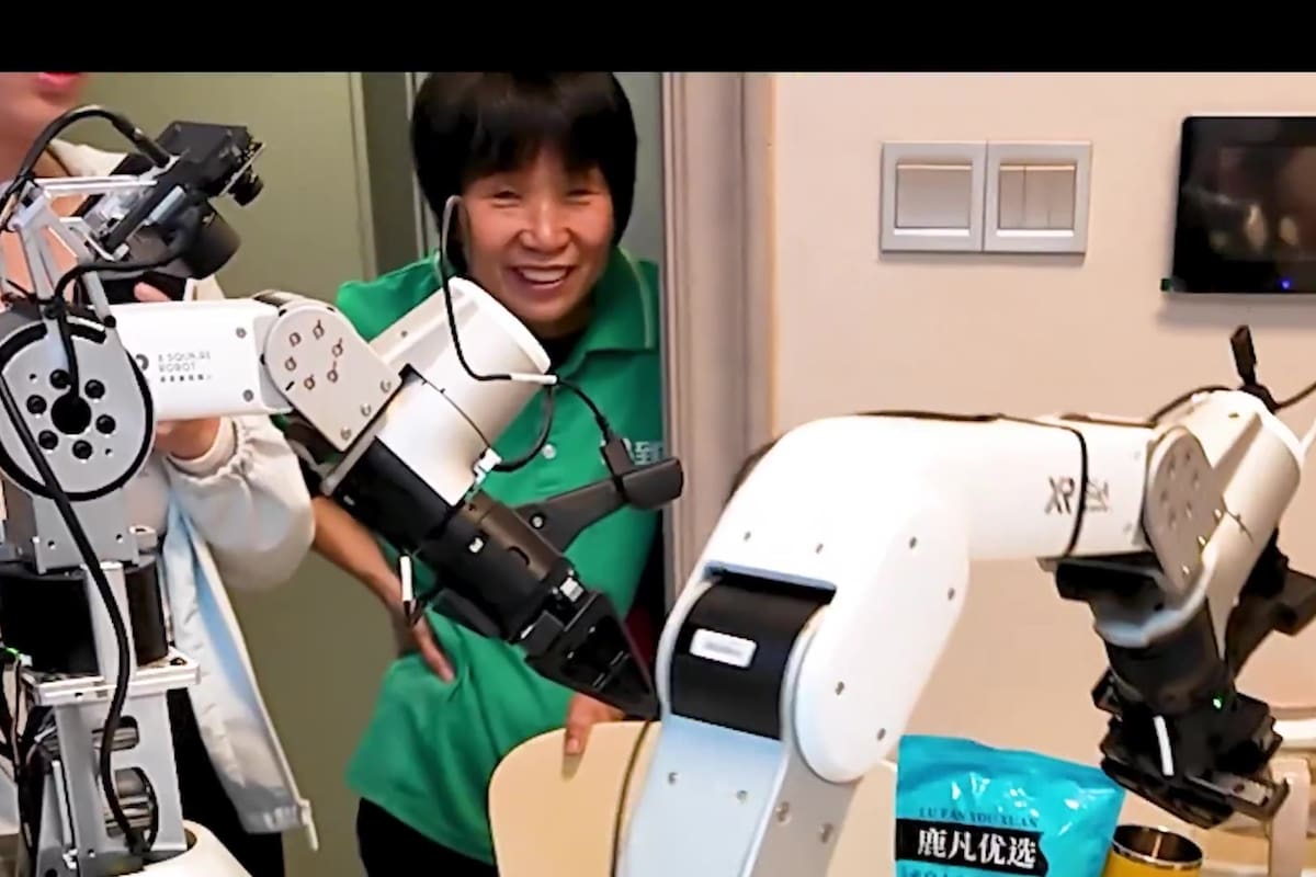 La firma X Square Robot presentó en China un servicio de limpieza a domicilio que combina un robot con un supevisor humano
