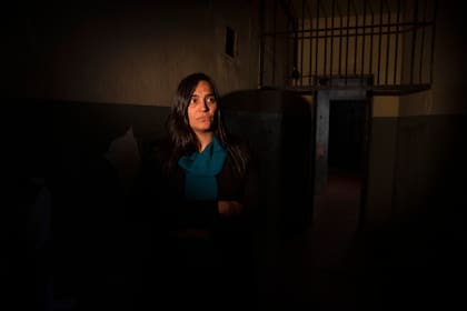 La fiscal adjunta Ana Oberlin posa para una foto dentro del Pozo de Banfield, una antigua estación de policía que fue uno de los cientos de centros ilegales de detención y tortura que existieron durante la dictadura militar del país, en Buenos Aires, Argentina, el martes 23 de mayo de 2023. Oberlin jugó un papel fundamental al incluir el testimonio de las cinco mujeres transgénero que estuvieron detenidas en el Pozo de Banfield como parte de un juicio que comenzó en 2020 en el que 12 oficiales enfrentan cargos de crímenes de lesa humanidad por acciones que tuvieron lugar en tres centros clandestinos de detención que involucran unas 700 víctimas. (AP Foto/Víctor R. Caivano) Assistant prosecutor Ana Oberlin poses for a photo inside the Banfield Pit, a former police station that was one of hundreds of illegal detention and torture centers that existed during the country's military dictatorship, in Buenos Aires, Argentina, Tuesday, May 23, 2023. Oberlin played a key role in including the testimony of the five trans women who were held in the Banfield Pit as part of a trial that started in 2020 in which 12 officers are facing crimes against humanity charges for actions that took place in three clandestine detention centers involving some 700 victims. (AP Photo/Victor R. Caivano)