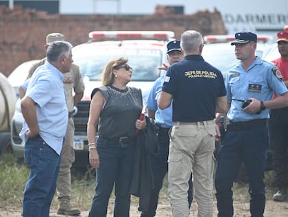 La fiscal adjunta Bettina Croppi, con jefes policiales y autoridades que participan de la búsqueda de Lian Gael Flores Soraide