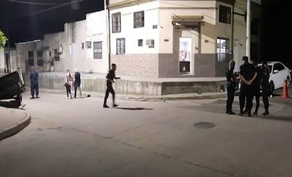 La fiscal de Entre Ríos Gabriela Seró y la policía, en la escena del crimen del abogado José Pedro Peluffo, baleado frente a su estudio jurídico en Concepción del Uruguay