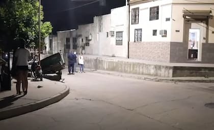 La fiscal de Entre Ríos Gabriela Seró y la policía, en la escena del crimen del abogado José Pedro Peluffo, baleado frente a su estudio jurídico en Concepción del Uruguay