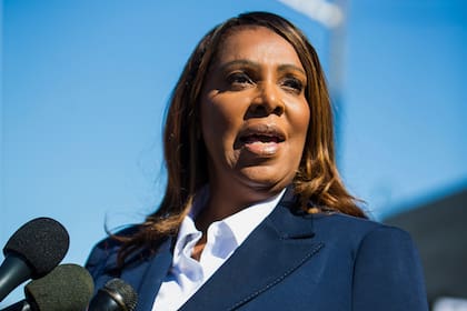 La fiscal general de Nueva York, Letitia James, acusó a UPS de pagar menos a sus empleados temporales intencionalmente