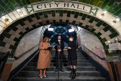 La fiscal general de Nueva York, Letitia James (izquierda), toma juramento al alcalde electo de la ciudad de Nueva York, Zohran Mamdani (centro), para el cargo, ante la presencia de su esposa, Rama Duwaji, el 1 de enero de 2026, en Nueva York. (AP Foto/Yuki Iwamura)