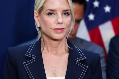 La fiscal general Pam Bondi emitió la orden que establece que la decisión de la BIA debe aplicarse como precedente obligatorio en procesos similares.