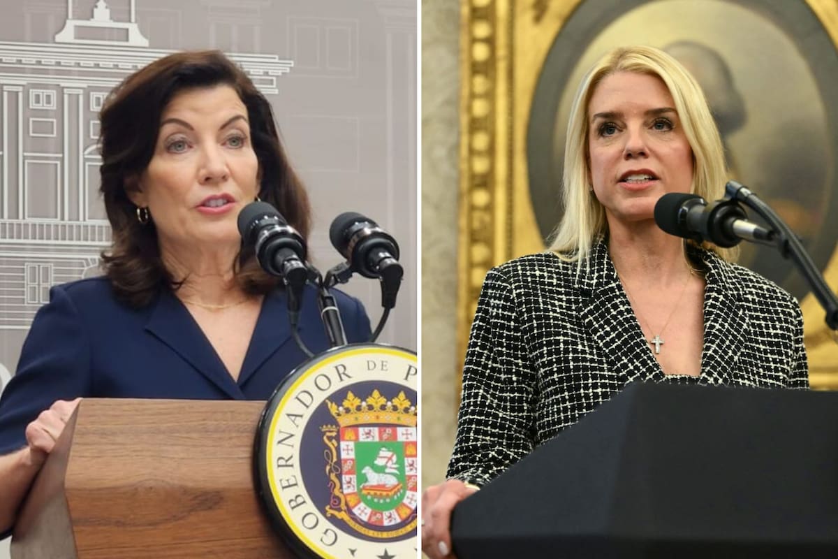 La fiscal general Pamela Bondi presentó la demanda el 12 de junio de 2025 contra el estado de Nueva York, donde argumenta que sus políticas migratorias obstaculizaron la labor de ICE y violaron la Cláusula de Supremacía de la Constitución estadounidense