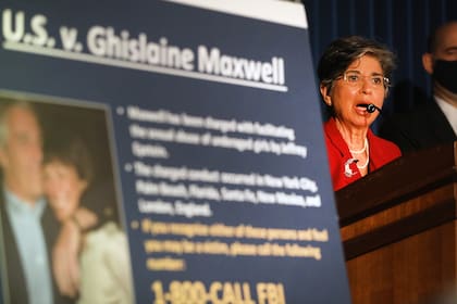 La fiscal interina de los Estados Unidos para el Distrito Sur de Nueva York, Audrey Strauss, habla a los medios en una conferencia de prensa para anunciar el arresto de Ghislaine Maxwell