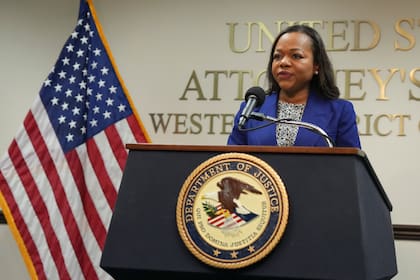 La fiscal Kristen Clarke, jefa de la División de Derechos Civiles del Departamento de Justicia de EEUU, en conferencia de prensa el 5 de diciembre de 2024 en Memphis, Tennessee. (AP Foto/George Walker IV)