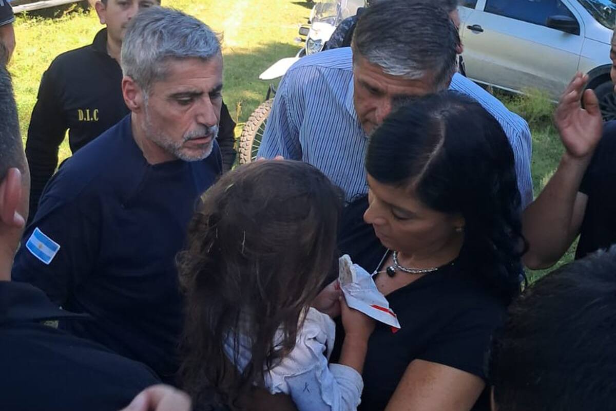 La fiscal Silvia Penn abraza a la menor tras casi un día de búsqueda