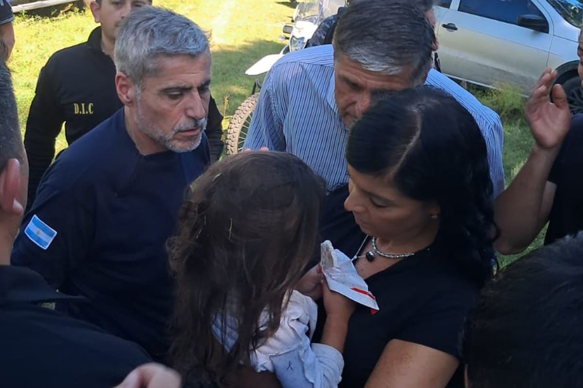 La fiscal Silvia Penn tiene en brazos a la pequeña Esmeralda Pereyra López