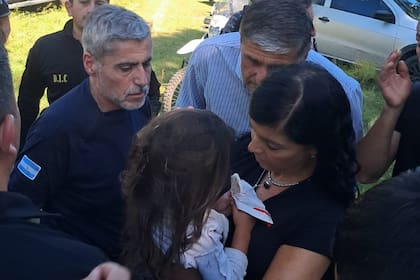 La fiscal Silvia Penn tiene en brazos a la pequeña Esmeralda Pereyra López