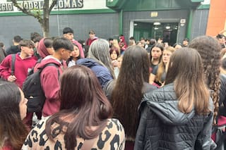 Allanaron tres viviendas y restringieron el contacto de cuatro alumnos con las denunciantes