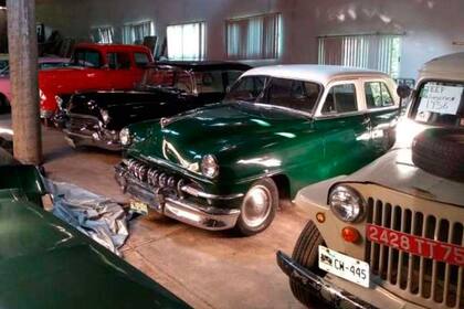 La Fiscalía General de Justicia (FGJ) incautó 41 autos, tres motos de agua, un cuatriciclo, una moto, una lancha y varias obras de arte que estaban guardadas en un garaje de la localidad de Tequesquitengo, en el estado de Morelos