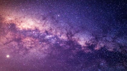 La física nos permite remontarnos aún más atrás en el tiempo, hasta los procesos físicos que precedieron la existencia de la materia estable