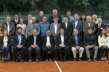 La flamante comisión directiva de la Asociación Argentina de Tenis, encabezada por Agustín Calleri, en el Darling