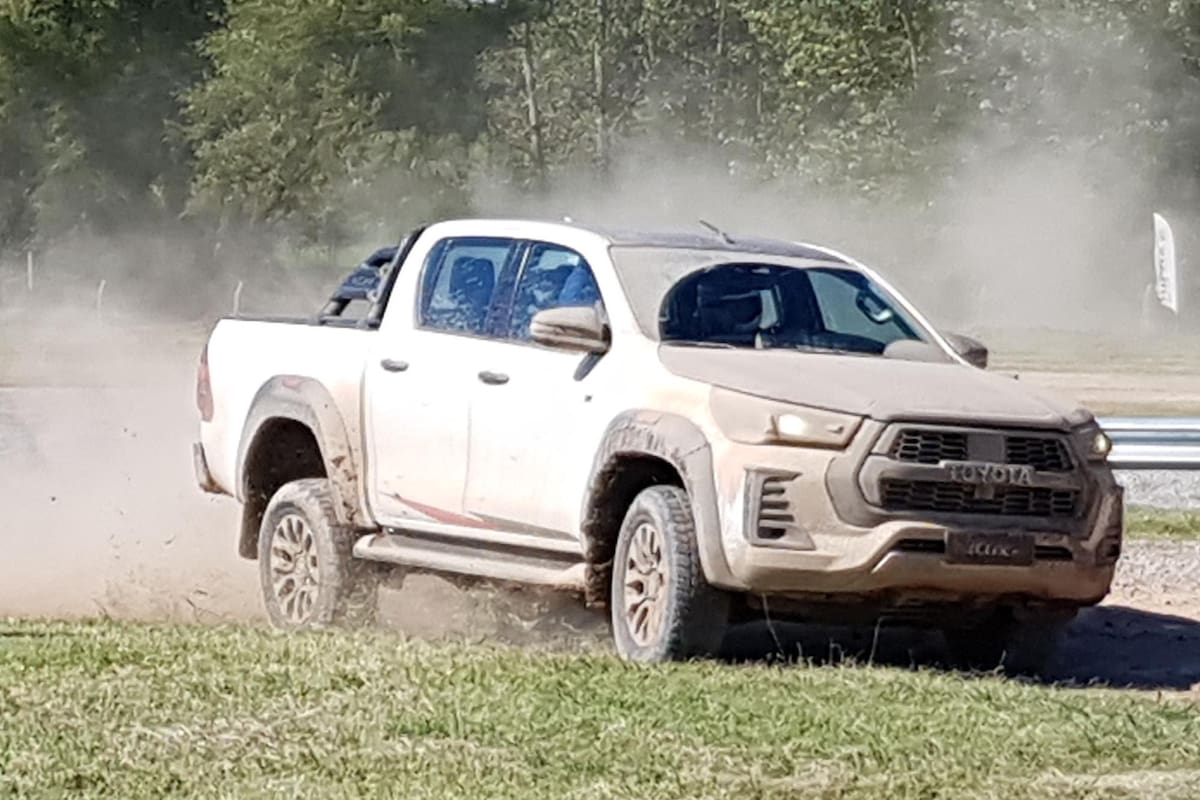 La flamante Hilux GR-Sport III muestra sus cualidades dinámicas en una pista de prueba