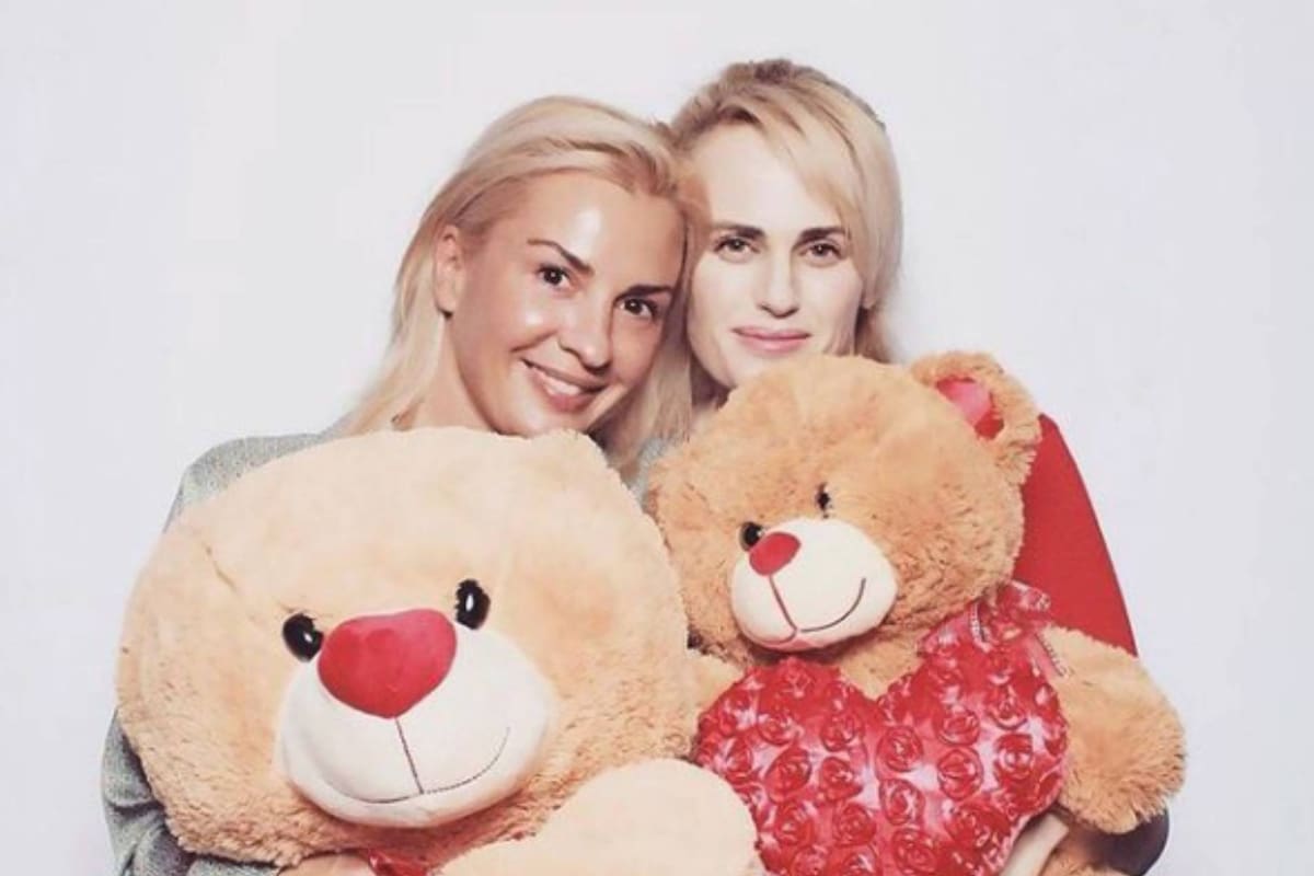 La flamante novia de Rebel Wilson es abogada