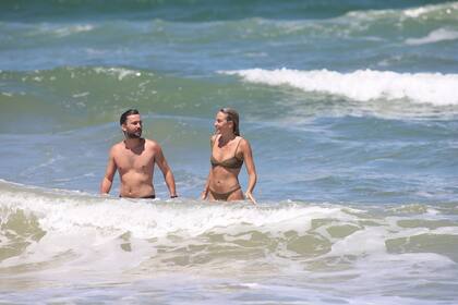La flamante pareja se mostró muy acaramelada y feliz, y también disfrutó del mar en la mañana esteña