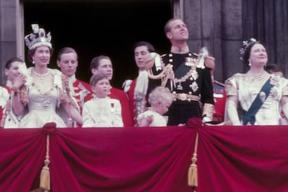 La flamante reina Isabel II saludando desde el balcón del Palacio de Buckingham. Con ella (de izquierda a derecha): el príncipe Carlos, la princesa Ana, el duque de Edimburgo y la reina madre.