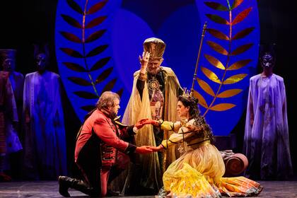 La puesta en escena es de Eugenio Zanetti; homenajea al teatro barroco con telones pintados que el ganador del Oscar diseñó