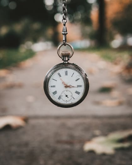 La flecha del tiempo del pasado al futuro solo emerge cuando se retrocede del mundo microscópico al macroscópico (Foto: Unplash)