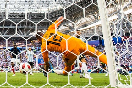 La floja respuesta de Armani en el tercer gol de Francia, de Mbappé