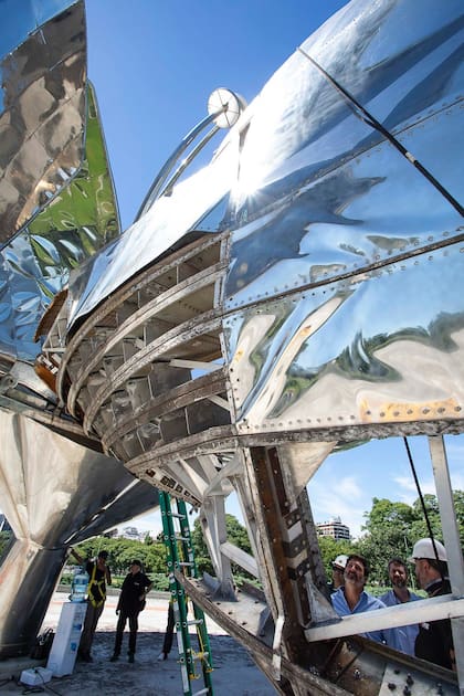 La Floralis Genérica mide 20 metros y pesa 18 toneladas