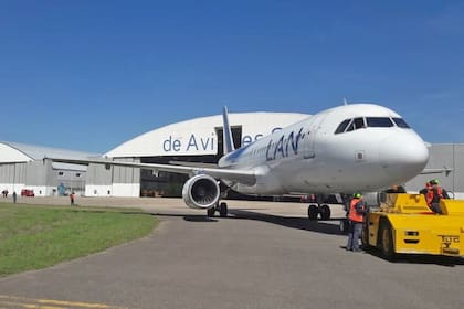 La empresa estatal continúa con el contrato de mantenimiento a los aviones del grupo chileno. El acuerdo viene desde 2018 y tiene cinco años de extensión. Ronda los US$100 millones.