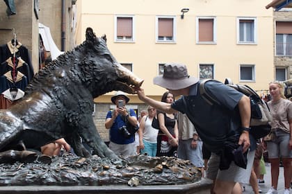 La "fontana del porcellino", una popular fuente de Florencia, situada a un lado de la logia del Mercado Nuevo, cerca del Ponte Vecchio