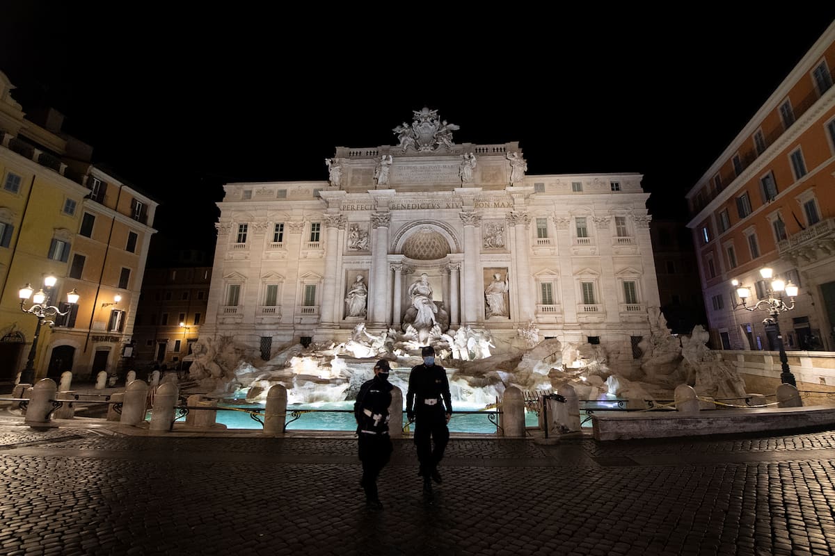 La Fontana di Trevi desierta, el 6 de noviembre de 2020, cuando Italia ha establecido un toque de queda en todo el territorio nacional de 22 a 5, destinado a detener la propagación del coronavirus