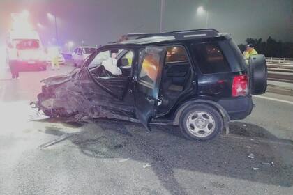 La Ford EcoSport en la que una mujer que estaba alcoholizada y entró de contramano en el Camino del Buen Ayre chocó contra una camioneta policial