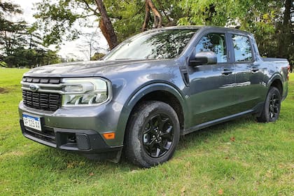La Ford Maverick Lariat luce un frente robusto y voluminoso, y una silueta en la que predominan las líneas rectas