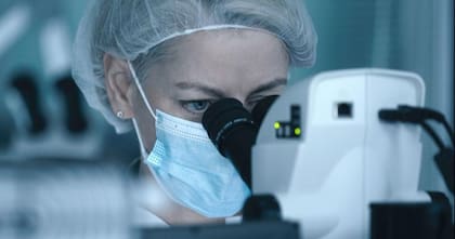 La forense Joanne Cochrane examinó los objetos recuperados del apartamento de Mary en un laboratorio