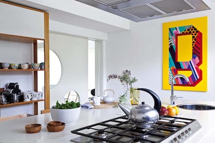 “La forma circular de las ventanas tipo claraboya está replicada en la puerta de la cocina y en la bacha: detalles que, para un minucioso como yo, son la gloria”, se alegra Torcuato.