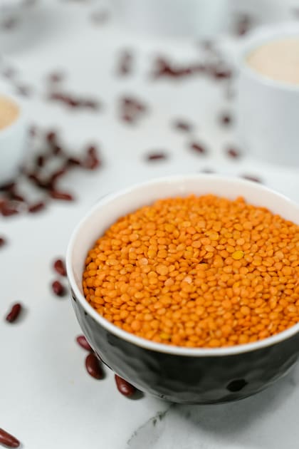 La forma circular y aplanada de las lentejas, así como su riqueza nutricional, hicieron que se asocien con el dinero y la abundancia (Pexels/MART PRODUCTION)