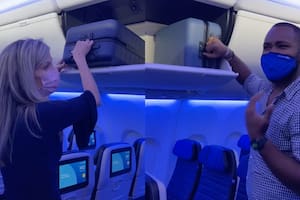 La forma correcta de acomodar las maletas en el avión, de acuerdo con United Airlines