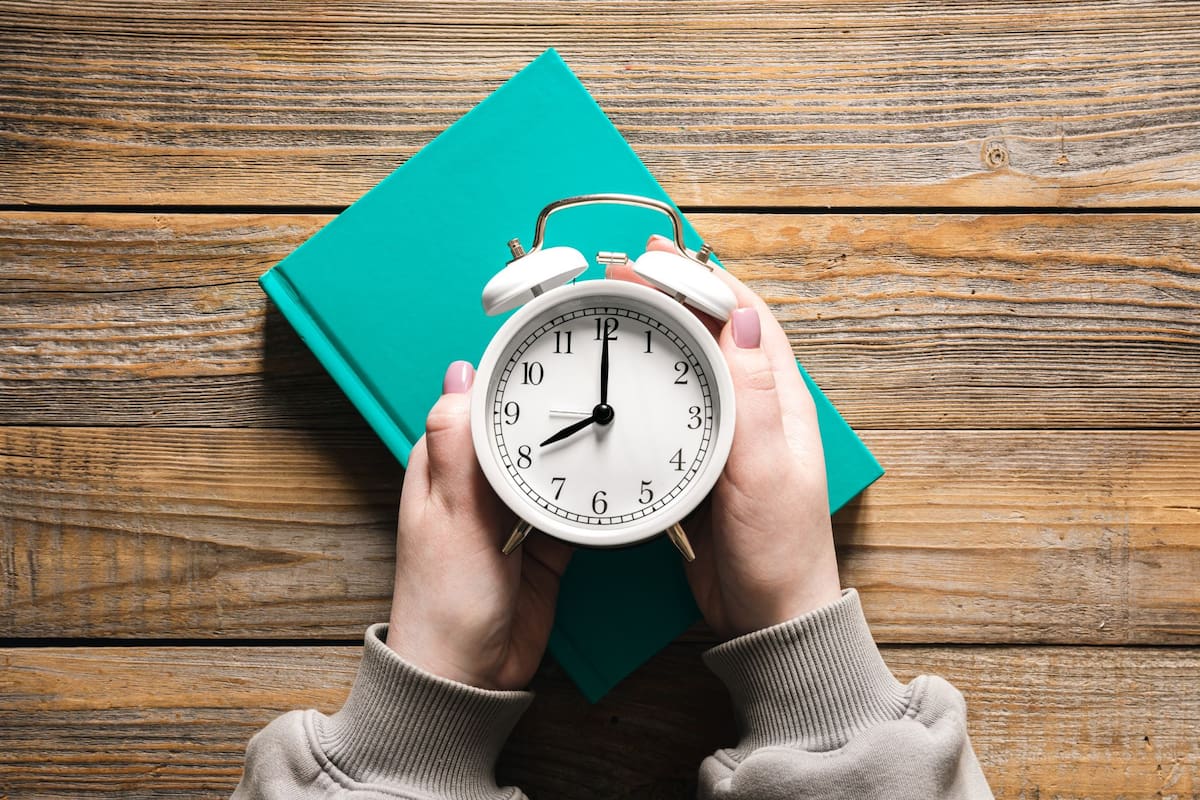 La forma correcta de escribir la hora según la Real Academia Española