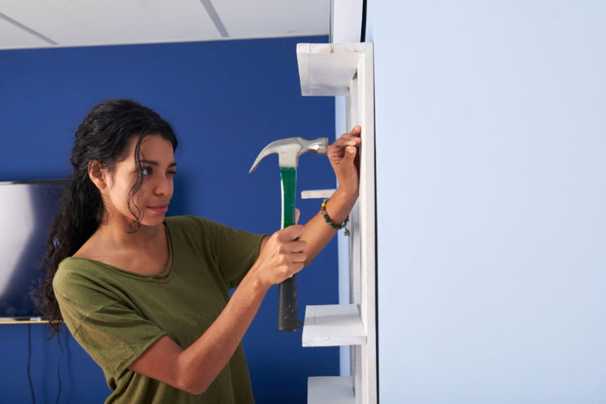 La forma correcta de poner un tornillo en la pared para que quede firme y seguro (Foto: Freepik)