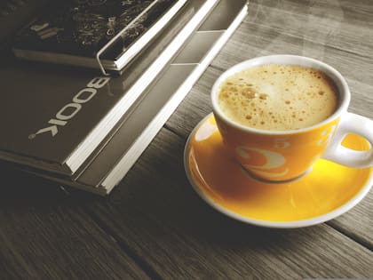 La forma más común de incluir especias en esta infusión es añadirlas en polvo directamente al café molido