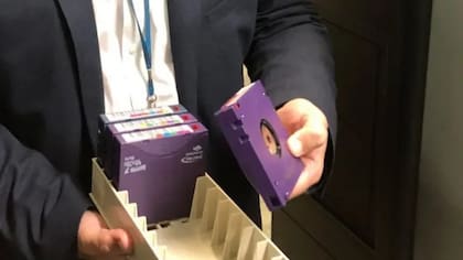 La forma más común de preservar datos a largo plazo es hacerlo en cintas como estas