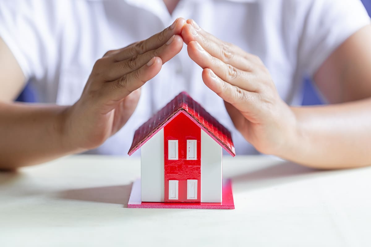 La forma más confiable es solicitar un informe de dominio al Registro de la Propiedad Inmueble para conocer la identidad del propietario