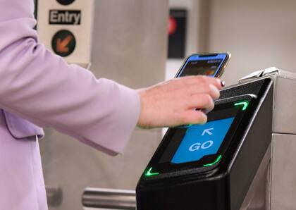 La forma más fácil y flexible de pagar tu pasaje de metro o autobús es con el sistema Tap-and-Go con tu tarjeta de crédito o débito sin contacto