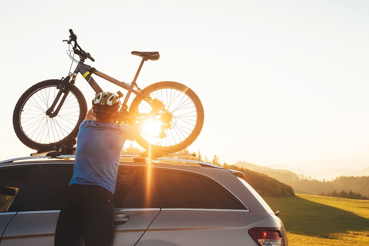 La forma más segura de transportar la bici es en el techo del auto